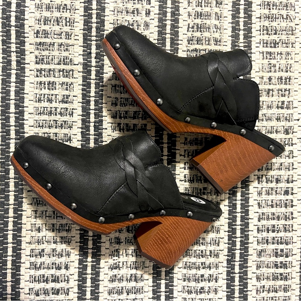 MIA 70’s vintage style heel clogs chestnut brown. Brand new